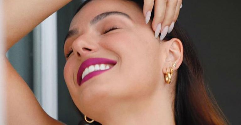 Isis Valverde posa exuberante ao eleger look com decote acentuado: “Linda, sexy e poderosa”