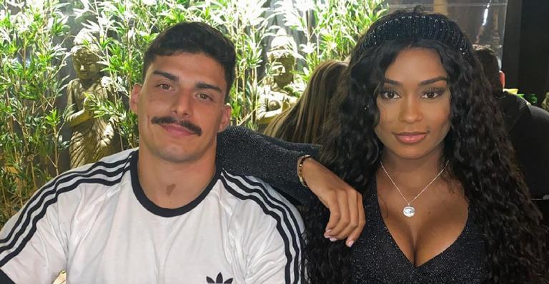 Será? MC Rebecca compartilha clique de alianças e dispara: ”Casei”