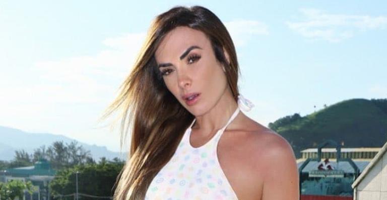 Nicole Bahls exibe pernões gigantes em maiô cavadíssimo e coleciona elogios