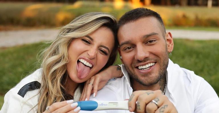 Radiante, Lucas Lucco beija barriguinha de três meses da esposa e celebra: ”Foto de papai”