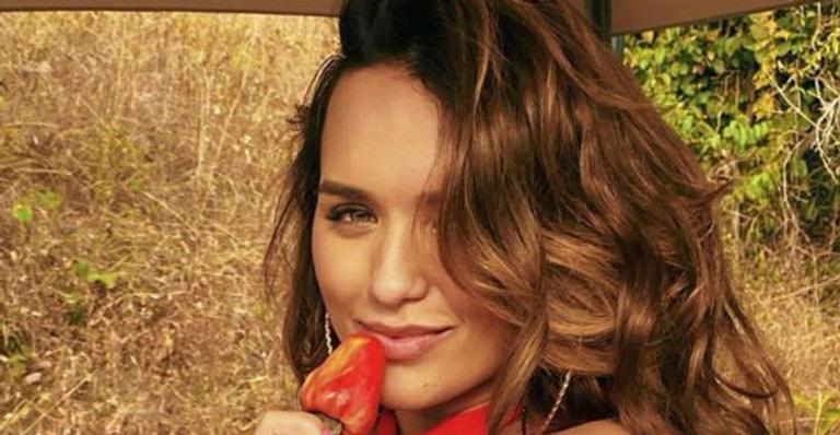 Rafa Kalimann ousa e deixa virilha em destaque ao eleger biquíni cavadíssimo: “Ó céus! E essa visão?”