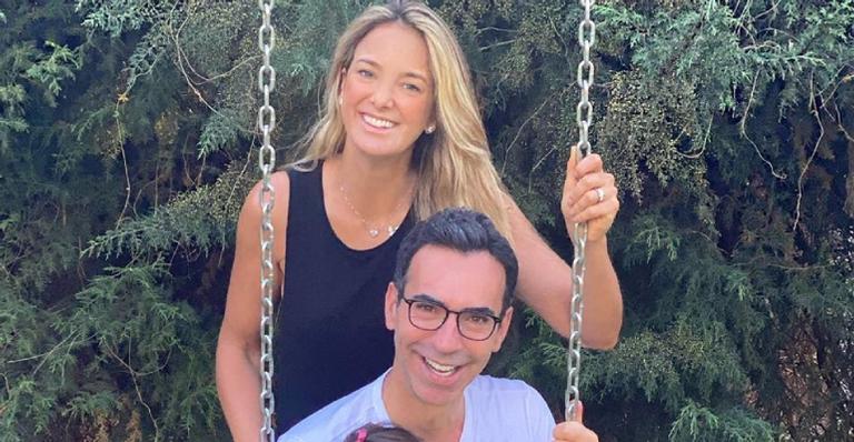 Ticiane Pinheiro e César Tralli posam agarradinhos nas filhas em momento especial: ”Família”