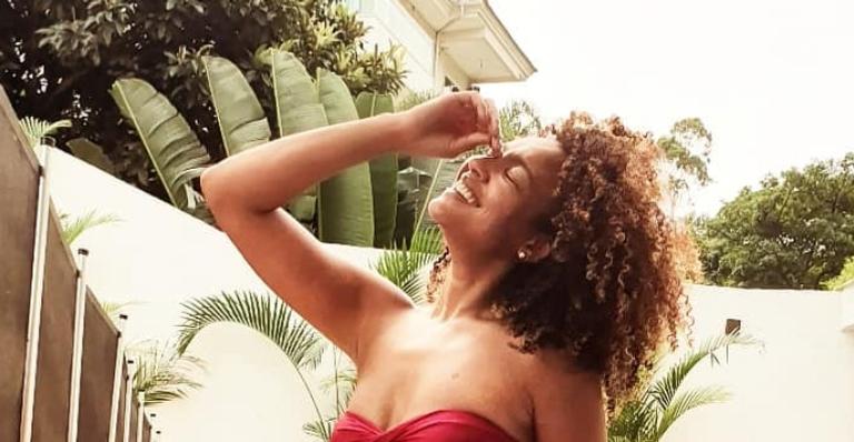 Uau! Sheron Menezzes deixa web sem palavras ao exibir curvas poderosas em raro clique de biquíni