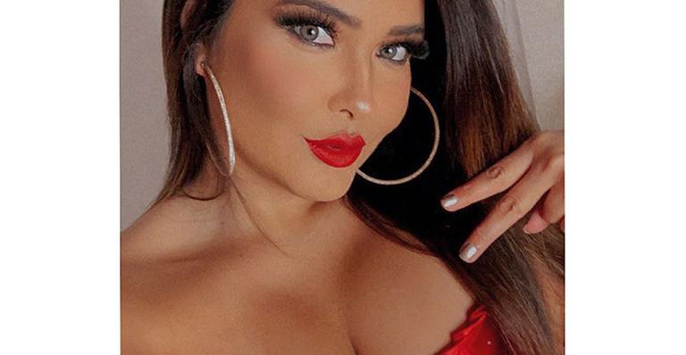 Com produção caprichada e carão, Geisy Arruda posa de corselet e seios fartos escapam do look