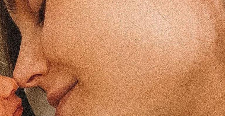Narizinho arrebitado! Flavia Viana posa de rostinho colado com o recém-nascido: “Minha melhor versão”