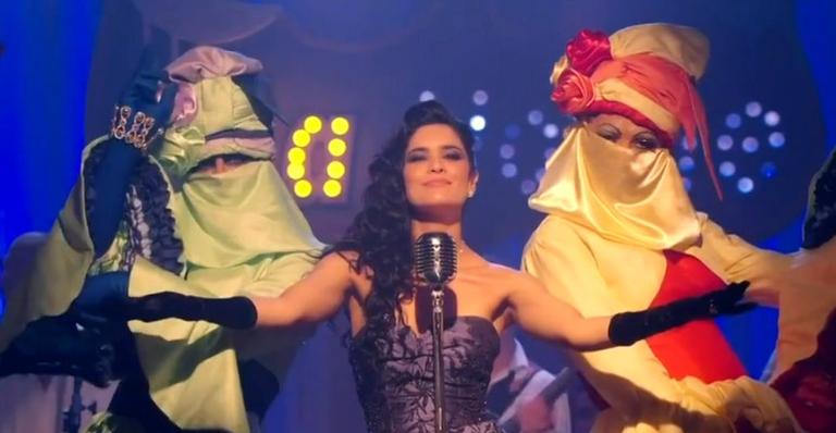 Flor do Caribe: Cassiano e Duque se disfarçam de dançarinas