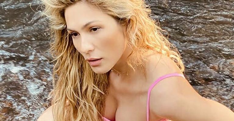Com biquíni micro, Lívia Andrade surge ousada em clique e exibe beleza natural: “Perfeição”