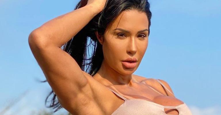 Ousada! Gracyanne Barbosa deixa parte íntima escapar em maiô cavadíssimo e causa na web