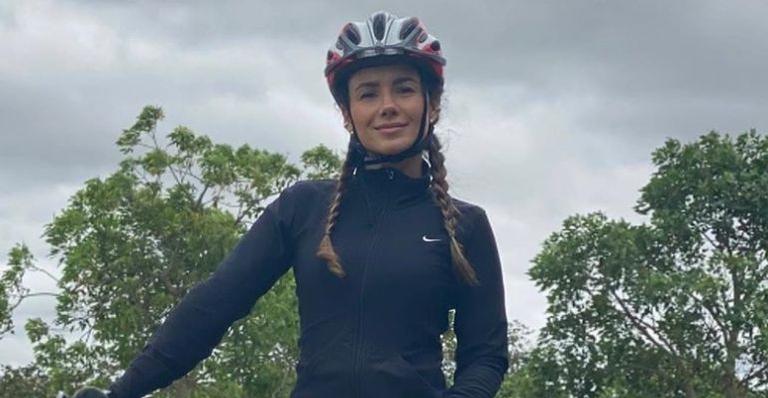 Com look ciclista, Paula Fernandes exibe boa forma e encanta a web: “Super atleta”