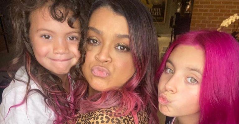 Preta Gil encanta web com clique ao lado de sobrinha e neta: “Beleza demais para uma foto”