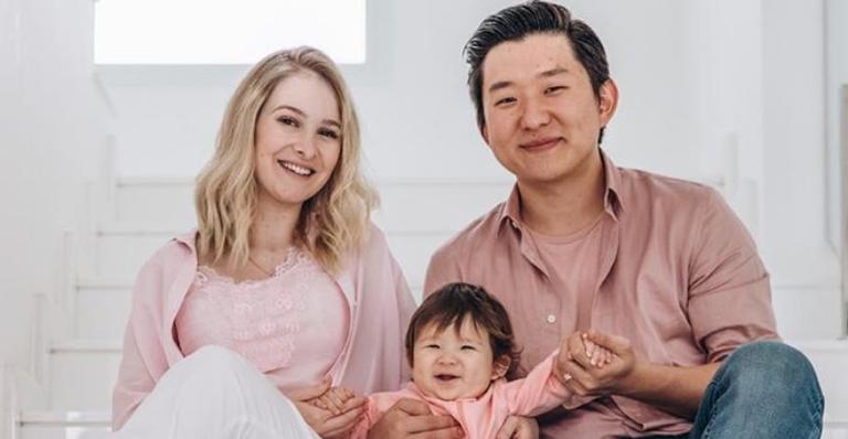 Ex-BBB Pyong Lee ganha homenagem apaixonante da esposa no aniversário