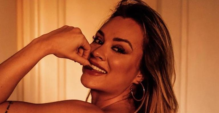Exibindo bumbum empinado, Juju Salimeni posa com maiô fio-dental poderoso