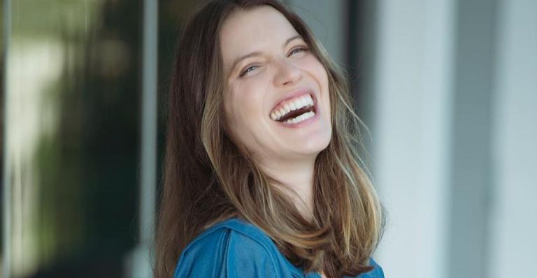 Radiante, Nathalia Dill deixa barriguinha de seis meses à mostra e encanta fãs: ”Mamãe linda”