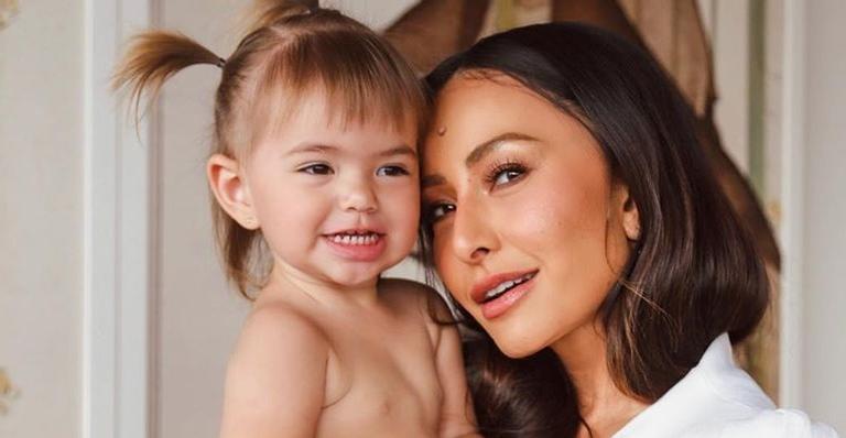 Fofura! Sabrina Sato arranca suspiros de web ao mostrar Zoe cantando