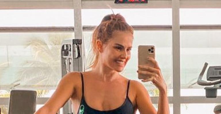 Dé máscara, Deborah Secco pega pesado na academia e corpão musculoso rouba a cena