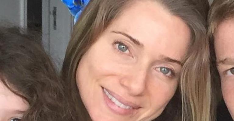 Surra de beleza! Letícia Spiller abre álbuns de fotos com os filhos e deixa web boquiaberta