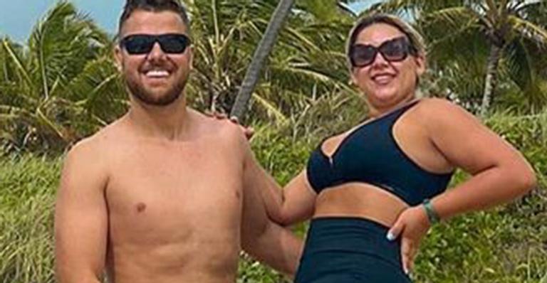 Zé Neto volta à praia de bermuda e mulher ajuda a esconder volumão: “Está certíssima”