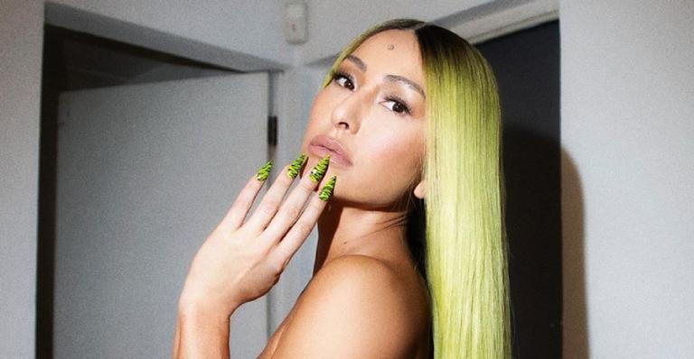 Abusou! Sabrina Sato esquenta as redes sociais em clique topless: ”Mamãe mais gata!”