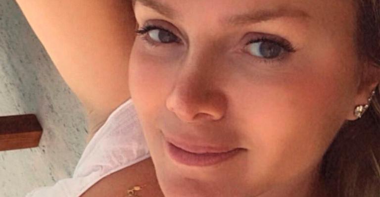 Aos 46 anos, Eliana aposta em top decotado e posa à vontade: “Colírio pros olhos”