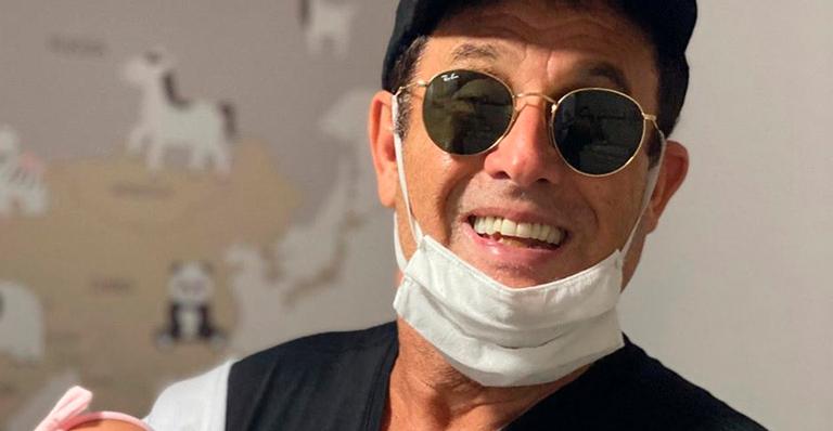 Aos 64 anos, Sérgio Mallandro vive emoção de ser avô e segura neta pela primeira vez: “Princesinha”