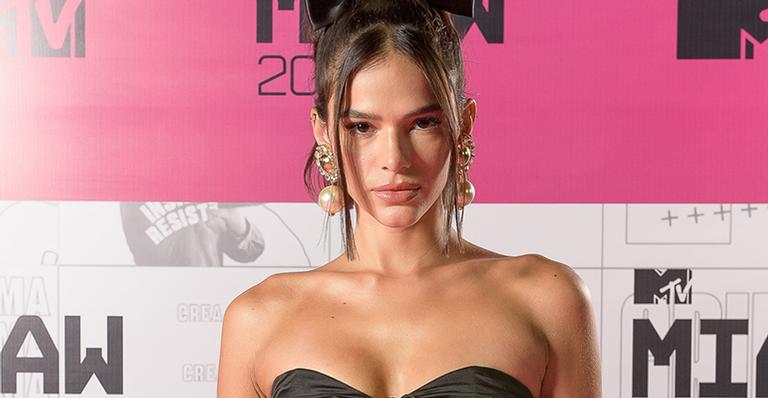 Saradíssima, Bruna Marquezine exibe abdômen trincado ao ir só de top ao MTV Miaw