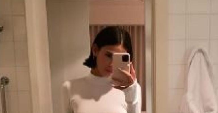 Bruna Marquezine faz selfie picante com vestido coladinho e curvas poderosas impressionam