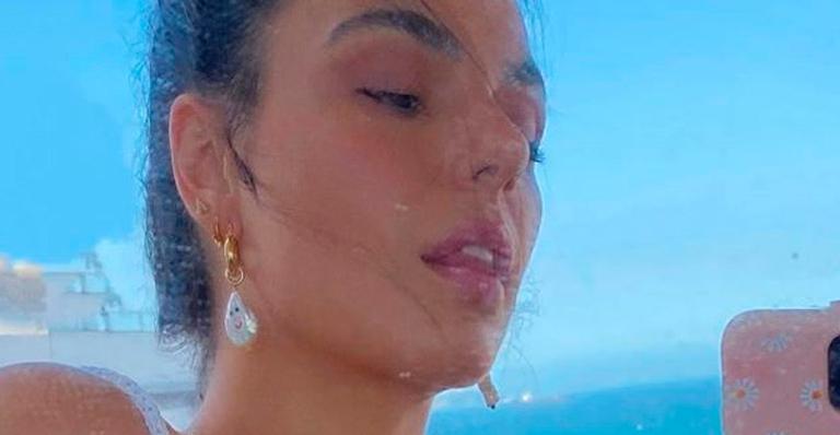 De top sem sutiã, Isis Valverde deixa alça cair e sensualiza em selfies: “Essa beleza é golpe baixo”
