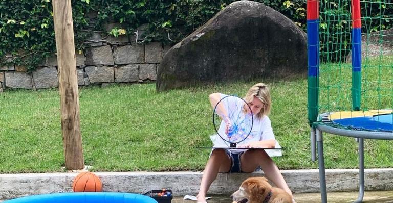 Fernanda Gentil monta cesta de basquete para os filhos e se diverte: ”Rodrigo Hilbert”