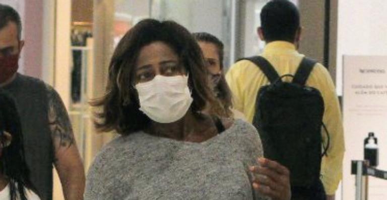 De máscara, Glória Maria é clicada em raro momento durante passeio no shopping com a filha