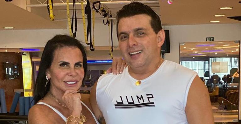 Gretchen combina look com o noivo e recebe chuva de elogios: ”Lindos”