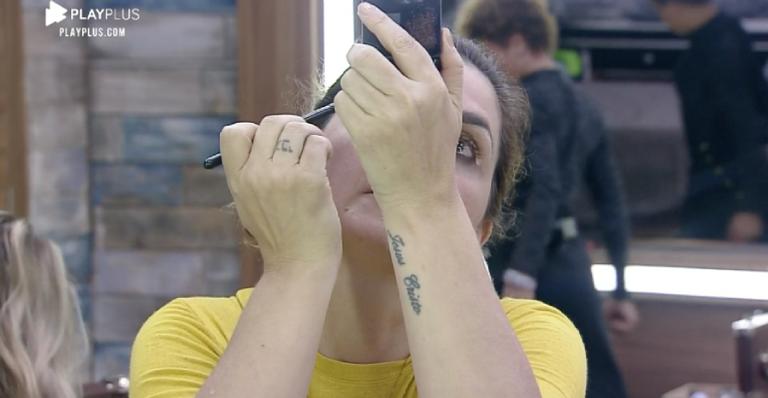 A Fazenda 12: Na roça, Luiza Ambiel cai no choro e dispara: ”Não adianta fazer panelinha”