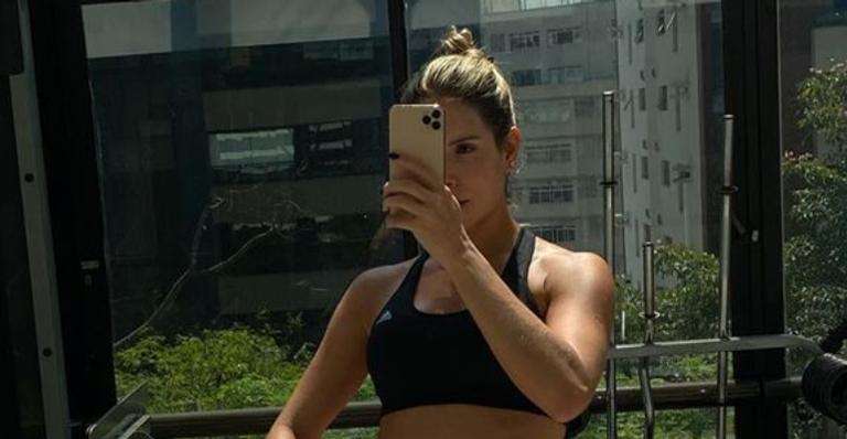 Uau! Thyane Dantas deixa barriguinha chapada à mostra durante treino pesado
