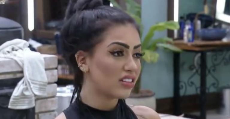 A Fazenda 12: MC Mirella não engole discussão com peoa e desabafa com as amigas: “Estava me lambendo até agora”