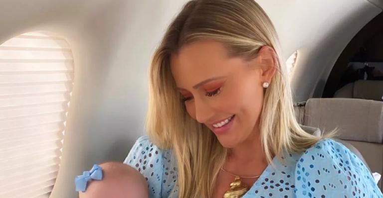 Em viagem de jato particular, Ana Paula Siebert combina look com a herdeira, Vicky