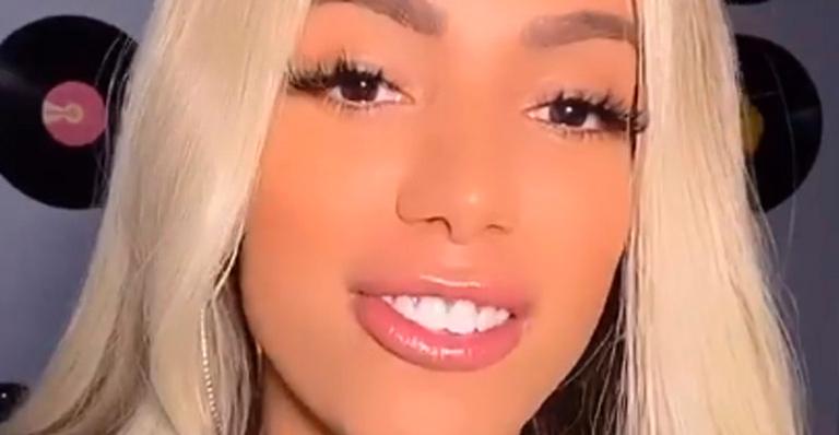Anitta surpreende e radicaliza ao aparecer com cabelos platinados em vídeo