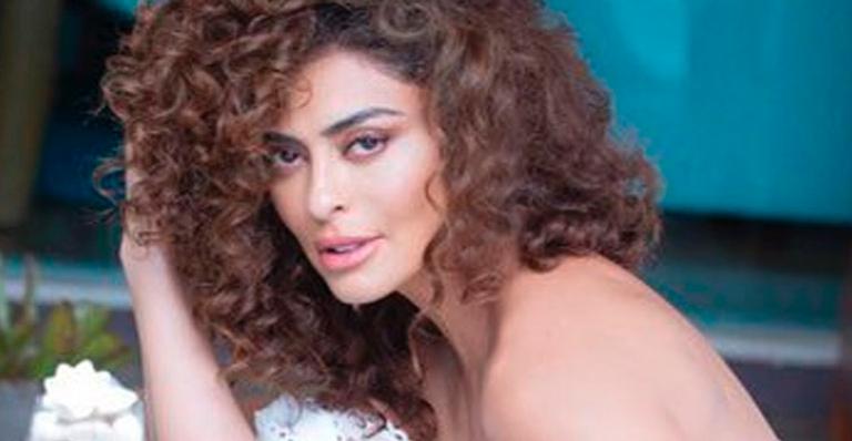 Com top curtíssimo, Juliana Paes ergue os braços e deixa seios no limite: “Dona do pedaço”