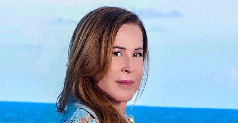 Que corpão! De saída de praia transparente, Zilu Camargo esbanja boa forma nas praias de Miami
