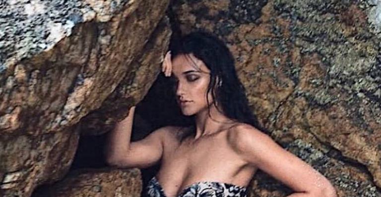 Débora Nascimento sensualiza de biquíni e cinturinha fina impressiona fãs: ”Mulherão!”