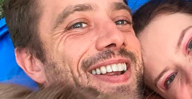 Em isolamento, Rafael Cardoso compartilha clique com esposa e filhos e encanta: “Família linda”