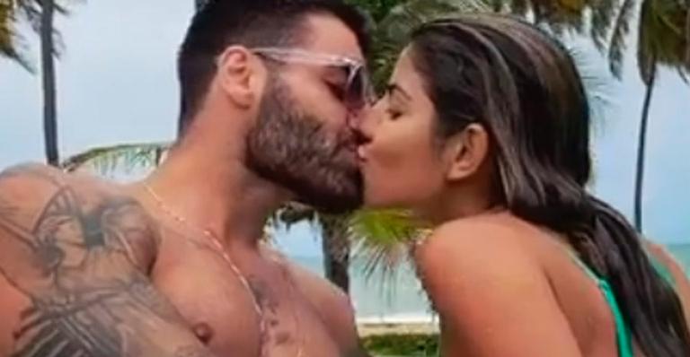 Ex-BBB Hariany Almeida vive momentos quentes com Netto na piscina: “Casalzão”