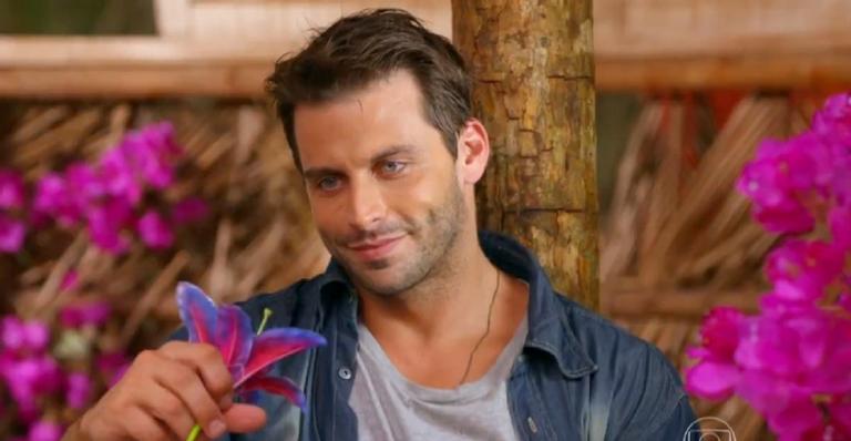 Flor do Caribe: De volta ao Brasil, Cassiano procura por Ester na cabana: “Nosso amor nunca vai acabar”