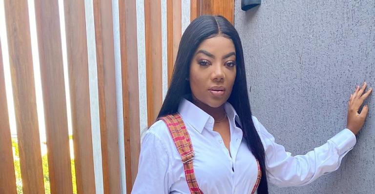 Ludmilla ostenta pernas torneadas ao surgir em look ousado nas redes sociais