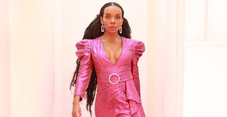 Thelminha encanta a web com look arrebatador para premiação: “Ela entrega o close dela”