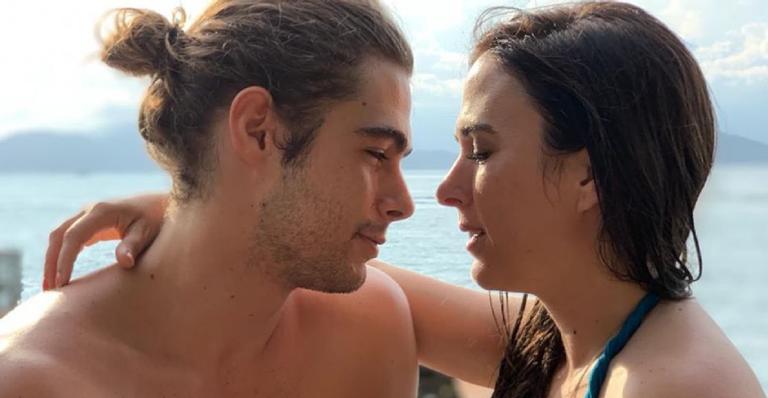 Tatá Werneck relembra clique apaixonante nos braços de Rafael Vitti antes de assumirem o romance