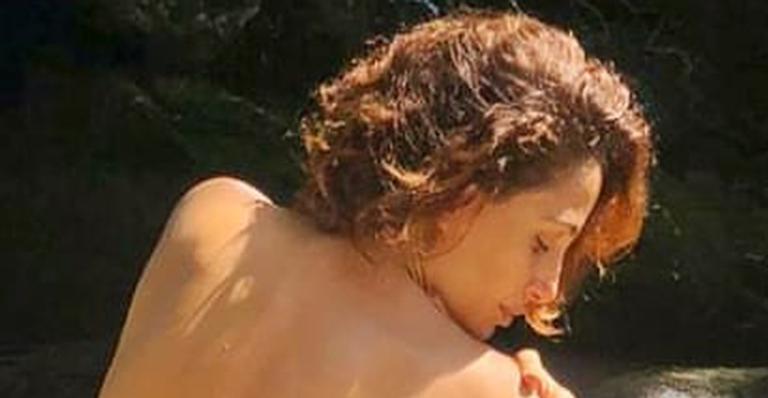 Camila Pitanga faz topless durante banho de cachoeira e dispara: “Ninguém pode me amarrar”