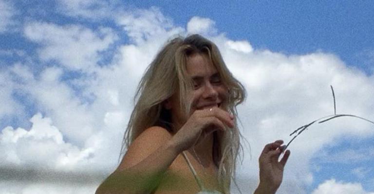 Aos 42 anos, Carolina Dieckmann toma banho de rio com biquíni que levanta o bumbum: “Queria igual”