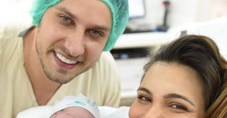 Ex-BBBs Eliéser Ambrósio e Kamilla Salgado publicam primeira foto de Bento: “Ele até sorri pra foto”