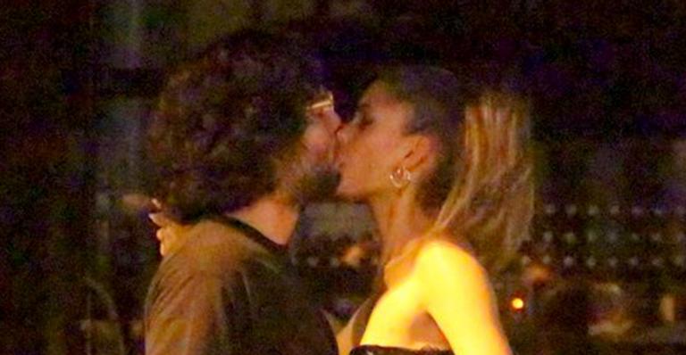 Novo amor? Ex-nora de Preta Gil é flagrada trocando beijos quentes com novo amor em noitada