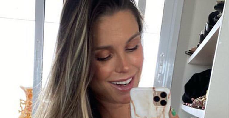 De biquíni, Flávia Viana posa com o filho e mostra antes e depois da gestação: “Fiquei bem inchada”