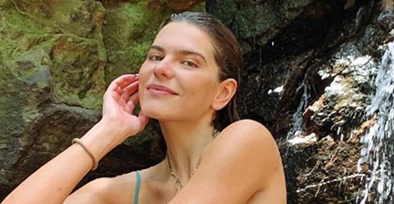 Radiante, esposa de Cauã Reymond posa durante banho de cachoeira e barriguinha rouba a cena